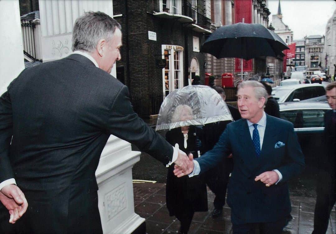ギーブス&ホークスのインスタグラム：「A very Happy Birthday to HRH Prince of Wales from everyone @gieveslondon  . Pictured here visiting our No.1 store back in 2009 being greeted by our Chairman Mark Henderson.  #gievesandhawkes #hrhprinceofwales」