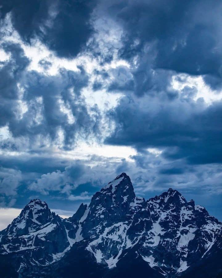 のインスタグラム：「Photo by @jimmychin / They say if you don’t like the weather in the mountains, wait five minutes. A clearing storm above the Tetons, in Wyoming. For more images of mountain adventures around the world, follow @jimmychin.」