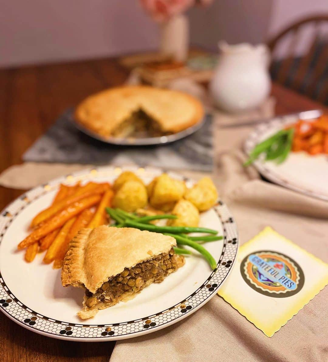 Eat With Steph & Coのインスタグラム：「When it’s cold and rainy outside I want to be cozy inside with comfort food. Who can relate?   Pie and gravy is one of my top 3 for cosy winter meals and this one from @gratefulpies hit the spot 👌🏻 10 ingredient - plant based and so beautifully seasoned!   What’s you favourite comfort meal ? Let us know in the comments! 🥧   Ad - gifted PR product」