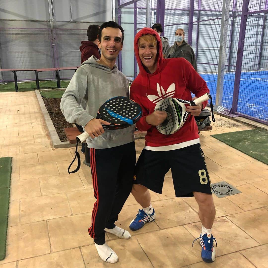 アレハンドロ・フェルナンデス・イグレシアスのインスタグラム：「🎾 El próximo día mejor ni os presentéis amigos 😂 @luisparejaa @adricrespo_」