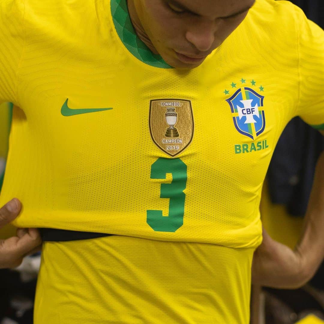 チアゴ・シルヴァのインスタグラム：「🇧🇷 É sempre com muita emoção e respeito que visto essa camisa. Agradeço aos meus companheiros de equipe e toda a equipe técnica da @cbf_oficial pelo jogo de ontem 🟢🟡  🇬🇧 Every time that I put this shirt on I feel something really special. It’s a moment full of respect and emotion. Thanks to my teammates and all the @cbf_futebol staff for yesterday’s match 🟢🟡  • • • #OhhThiagoSilva #ThiagoSilva #SelecaoBrasileira #CBF #CBFFutebol #VerdeEAmarelo #DefensorCentral #FamiliaSilva #ChelseaFC #ChelseaFans #washyourhands #lavezvouslesmains #LaveAsMaos #StopCorona #CoronaOut #StopCovid #Morumbi #Futebol #SaoPaulo #Brasil #Brazil #Bresil #TS3 #EstadioDoMorumbi #SãoPaulo」