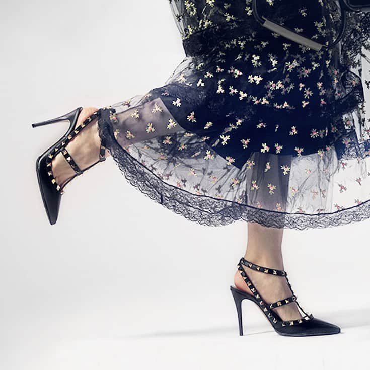 GILTのインスタグラム：「Step into the holiday season in #Valentino. Tap to shop $649 rockstud pumps.」