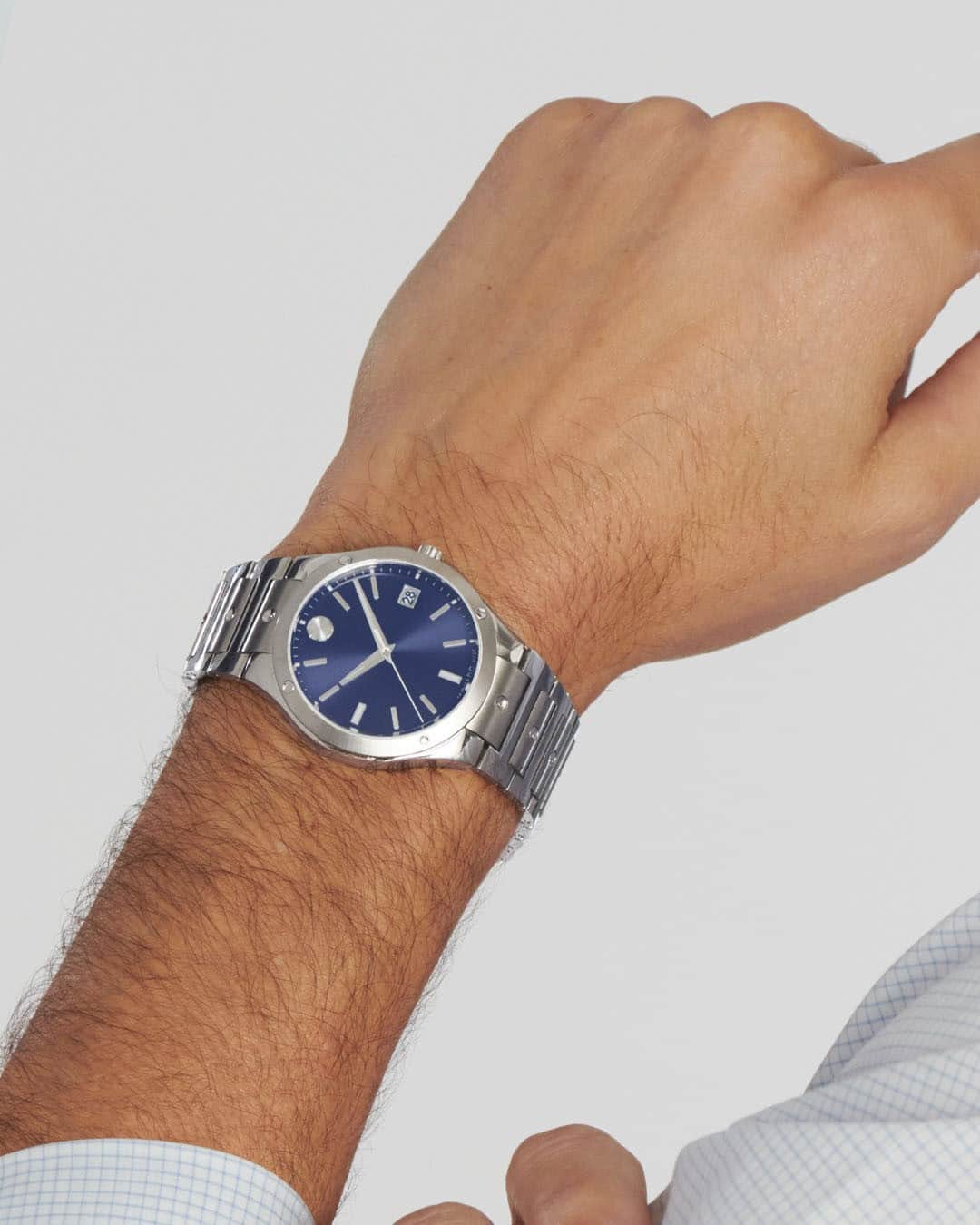 モバードのインスタグラム：「An added layer of luxury for your wrist. #MovadoSE」