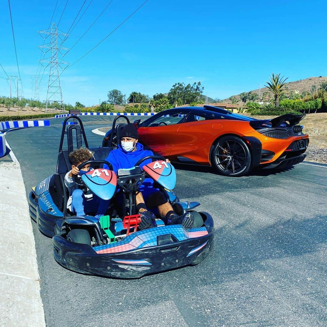 スウィズ・ビーツさんのインスタグラム写真 - (スウィズ・ビーツInstagram)「Gen & Dad car zoneeeee solo time . Gen is excited to get back on the track @lewishamilton vibes 🥳 @ogarasandiego @nolan__reilly thx for the car show zone 🙌🏽 Happy sat」11月15日 5時00分 - therealswizzz