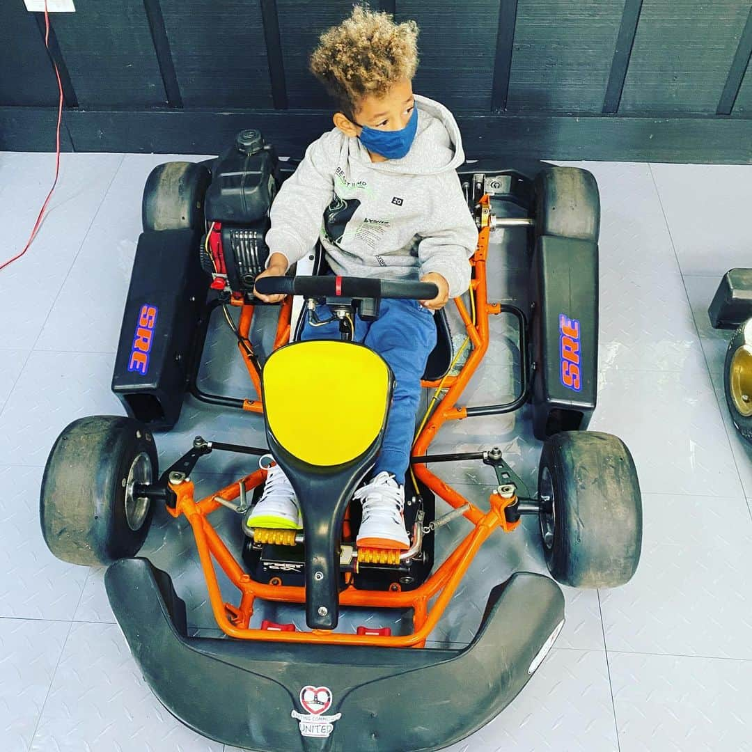 スウィズ・ビーツさんのインスタグラム写真 - (スウィズ・ビーツInstagram)「Gen & Dad car zoneeeee solo time . Gen is excited to get back on the track @lewishamilton vibes 🥳 @ogarasandiego @nolan__reilly thx for the car show zone 🙌🏽 Happy sat」11月15日 5時00分 - therealswizzz