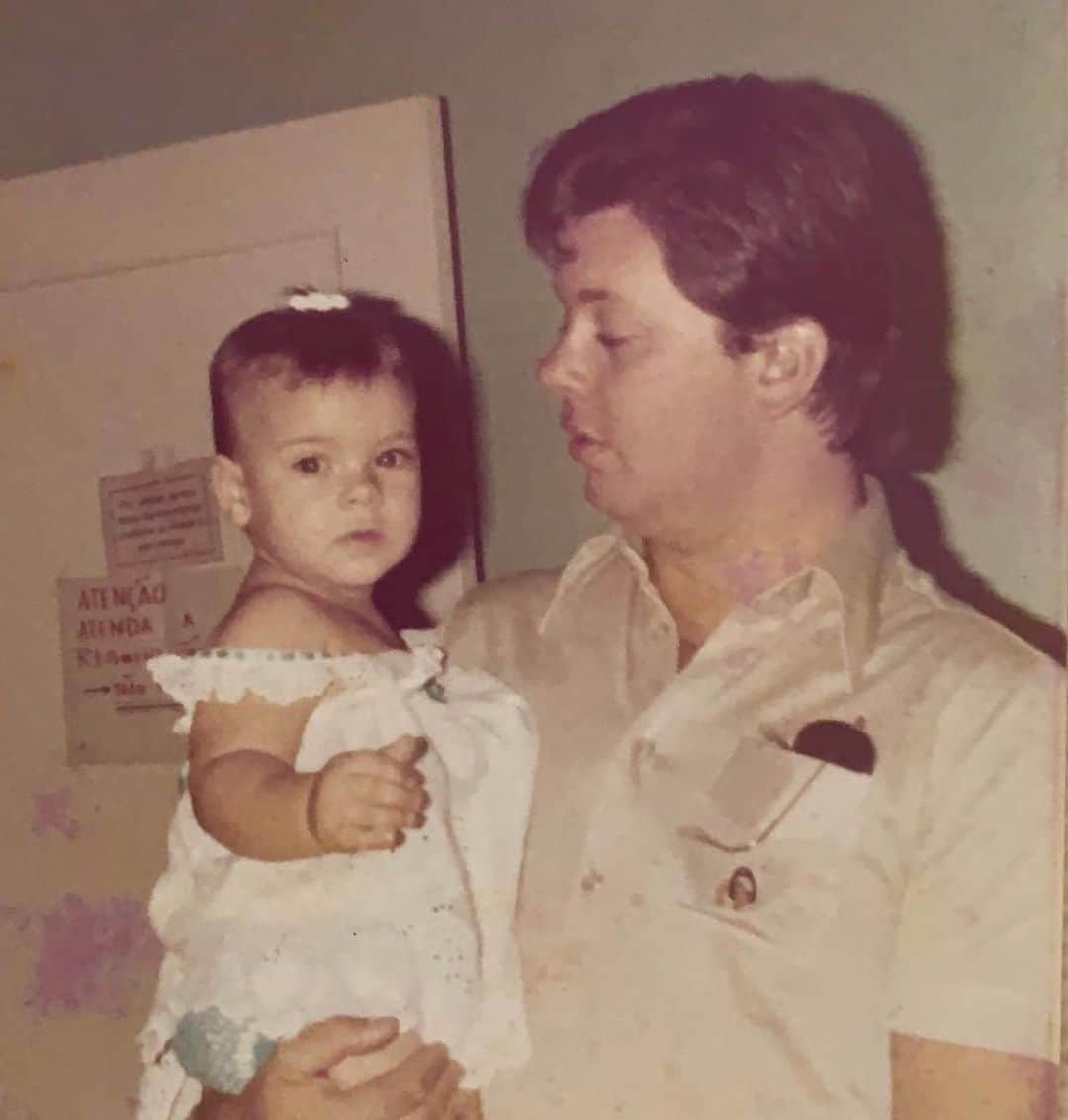 カロライナディークマンのインスタグラム：「feliz aniversário, pai... ano q vem a gente comemora como antes, porque esse ano foi todo meio anormal, e continua... mas hoje,  mesmo de longe,  mesmo nesse mar de estranhamento que é se perceber distante,  agradeço pela saúde dos seus dias,  pela alegria da festa q mora dentro,  e pelo AMOR q nos une. que seu ano seja melhor  do q vc pode imaginar. 🤍」