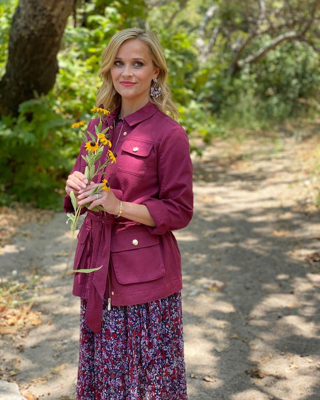 リース・ウィザースプーンのインスタグラム：「Bringing a little fall to the table 🌻🍂 @draperjames」
