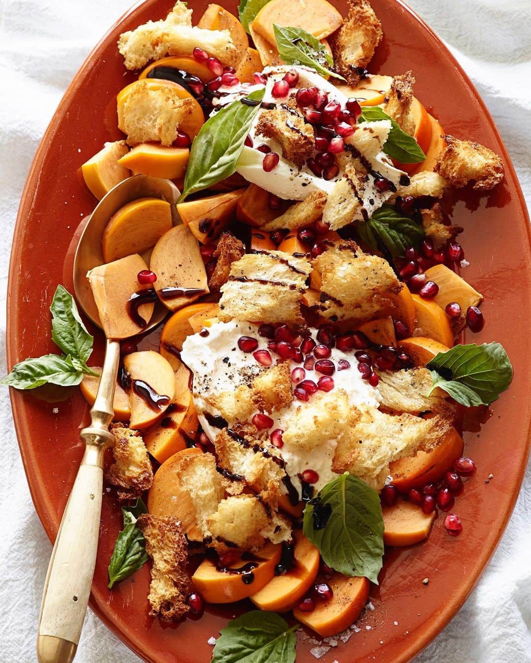 Gaby Dalkinさんのインスタグラム写真 - (Gaby DalkinInstagram)「Can’t stop, won’t stop with my persimmon game!! Add this fall farmers market inspired caprese salad to the thanksgiving menu! It’s perfection 🧡🧡https://whatsgabycooking.com/persimmon-caprese-salad/」11月15日 5時13分 - whatsgabycookin