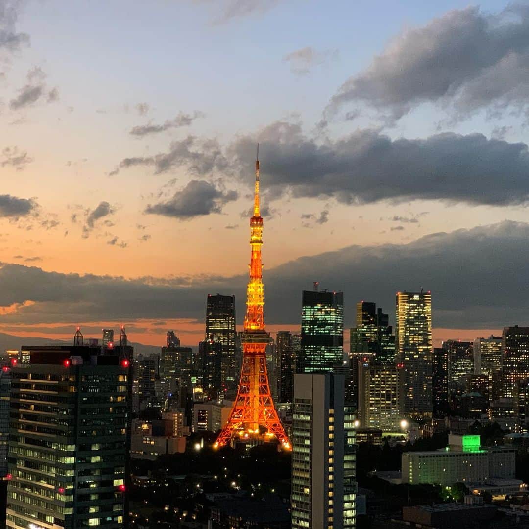 佐藤祐市さんのインスタグラム写真 - (佐藤祐市Instagram)「#危険なビーナス 今晩第6話です。 早いもので、もう後半戦。 ホントに時間が過ぎるのが早い。 最近じゃロケはかなりの厚着になりました。 東京タワー🗼。 空気も乾燥して来たから、夕景も綺麗になりましたよね！ 撮影、頑張りまーす❣️」11月15日 10時55分 - yuichi.satoh