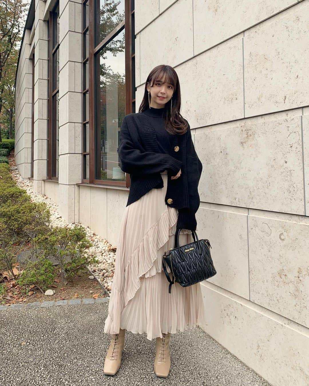 宮崎由加さんのインスタグラム写真 - (宮崎由加Instagram)「🖤💭﻿ ﻿ ﻿ #みやざきのふく　﻿ ﻿ 発売日に買いに行った﻿ つま先がスクエアタイプのブーツが﻿ 圧倒的にかわいくてお気に入り。﻿ ﻿ tops: @moussyofficial  skirt: @snidel_official  boots:﻿ @lily_brown_official  bag:﻿ @miumiu  earring:﻿ @liquem.tokyo  ﻿ #宮崎由加　#ootd #outfits #fashion  #boots #ブーツ #long #snidel #lilybrown  #moussy #miumiu #liquem #goodmorning」11月15日 10時50分 - yuka_miyazaki.official