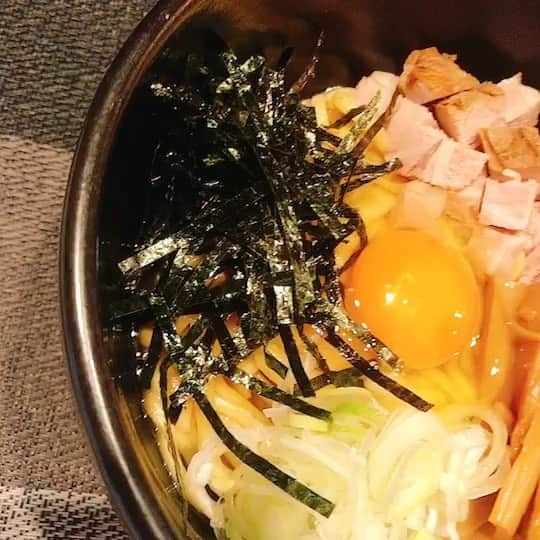 norimotoのインスタグラム：「配達でも大人気の新商品 【油そば❗️】  ジャンキーにペロっといける！ 今まで油そばを避けてきた方に一度は食べて欲しいです！  ペロっといけてしまうので男性は大盛りがオススメです🤗  ライスも付けて是非😋 #ジャンキー #ペロ #大盛り #ライス #配達 #油そば #男性 #新商品 #大人気 #一度 #オススメ #是非 #麺料理 #物流用語 #営業 #販売 #商品 #薬物 #毒物スラング #レシピ #丼もの #ご飯もの #食品 #食事 #レストラン #プレート #ディナー #料理 #ランチ #ロブスター」