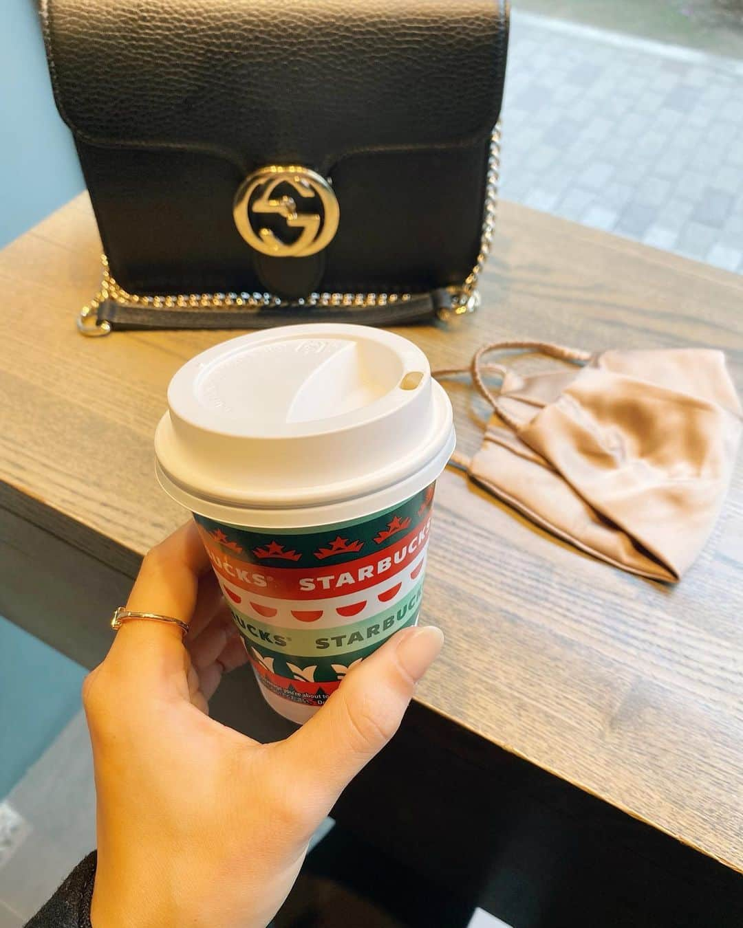 ジュリア・ミナトヤさんのインスタグラム写真 - (ジュリア・ミナトヤInstagram)「☕️🎄✨﻿ ﻿ ﻿ ﻿ ﻿ ﻿ ﻿ ﻿ #goodmorning#fashion#style#ootd#starbucks #coffee#coffeetime#lifestyle#ファッション#スタイル#スタバ#コーヒー#私はコーヒーj」11月15日 10時51分 - julia.minatoya