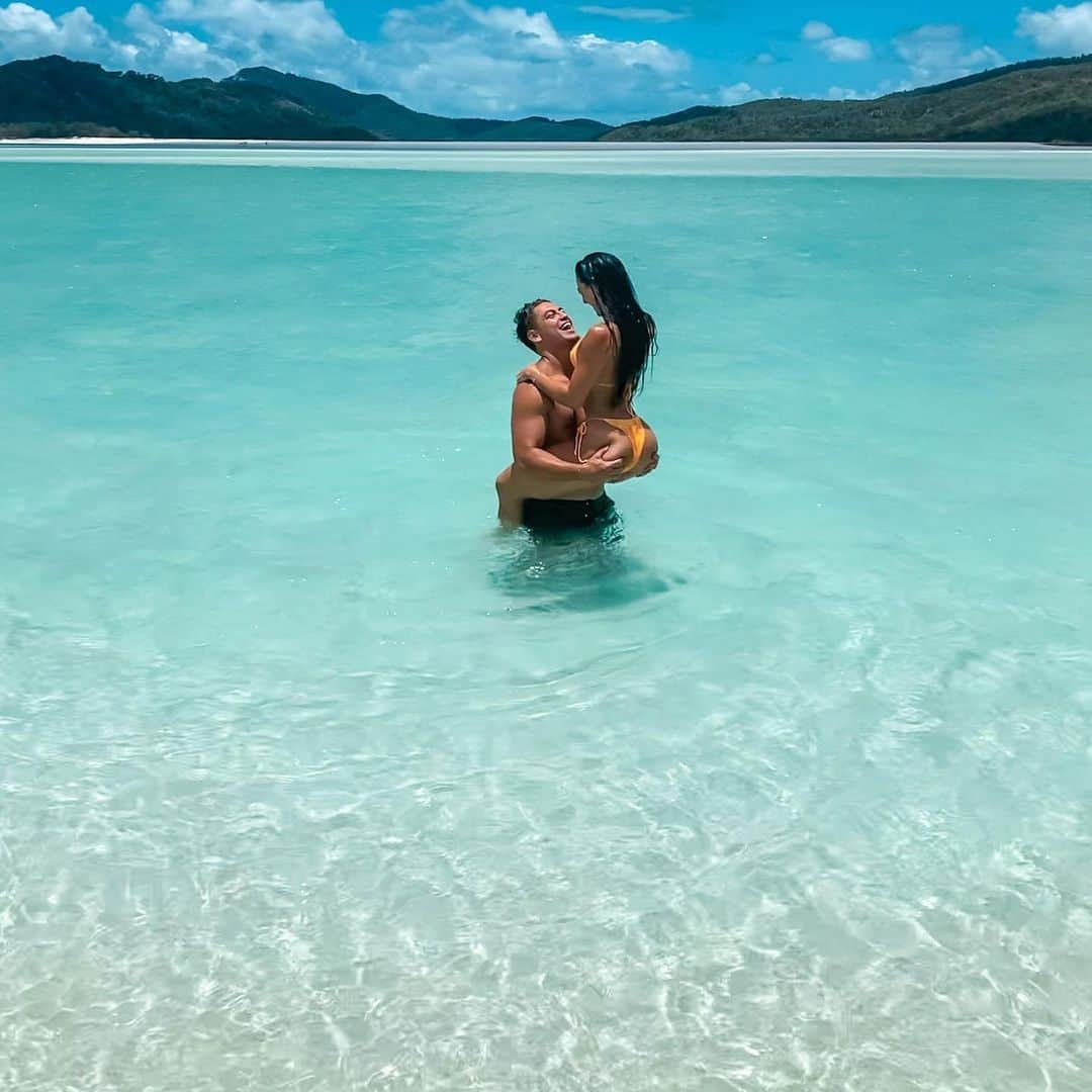のインスタグラム：「Okay last holiday post before I go back to my workout videos, better think of a cute/corny caption: Every day feels like a holiday with you 🌴💙  Nailed it.   Slam. Dunk.   Booty workout coming at ya tomorrow 🍑」