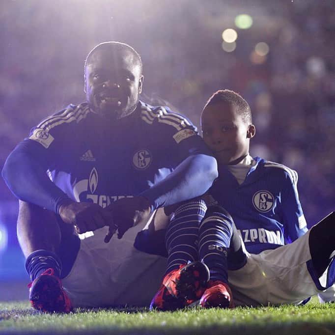 ゲーラルド・アサモアのインスタグラム：「Heute vor 5 Jahren ... Ich bin immer noch extrem dankbar für diesen Abend 🙏🏿💙🙏🏿 Es war ein Gänsehaut-Abschied und gleichzeitig ein toller Auftakt für meinen neuen Weg als Manager. DANKE 🙌🏿 #S04」