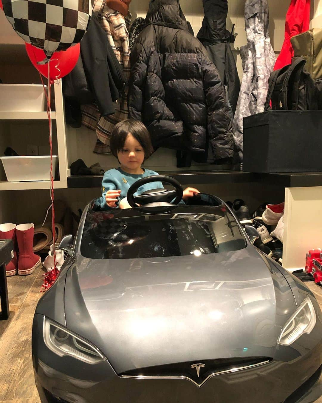 クリスティン・ヒルデブランドさんのインスタグラム写真 - (クリスティン・ヒルデブランドInstagram)「THREE. We partied all day yesterday with our race car loving birthday boy. Rhett, you are our biggest love, best friend, and greatest teacher. We love you bigger than the universe❤️」11月15日 5時26分 - _kristinhildebrand