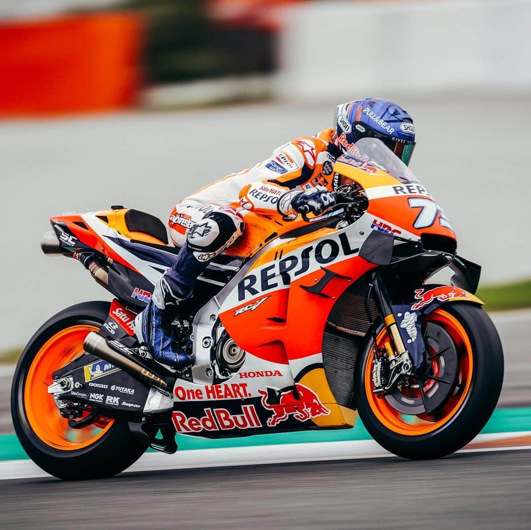 レプソル・ホンダのインスタグラム：「Made of tough stuff. A bone edema in the capitate bone of Alex's left hand, he will try to ride tomorrow 💪」