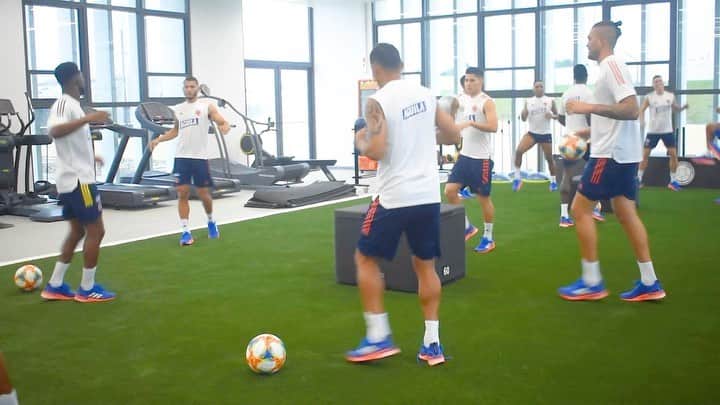 サッカー コロンビア代表チームのインスタグラム：「🎥 ¡Todos juntos!   Carácter, compromiso y trabajo en equipo 💪  #VamosColombia 🇨🇴」