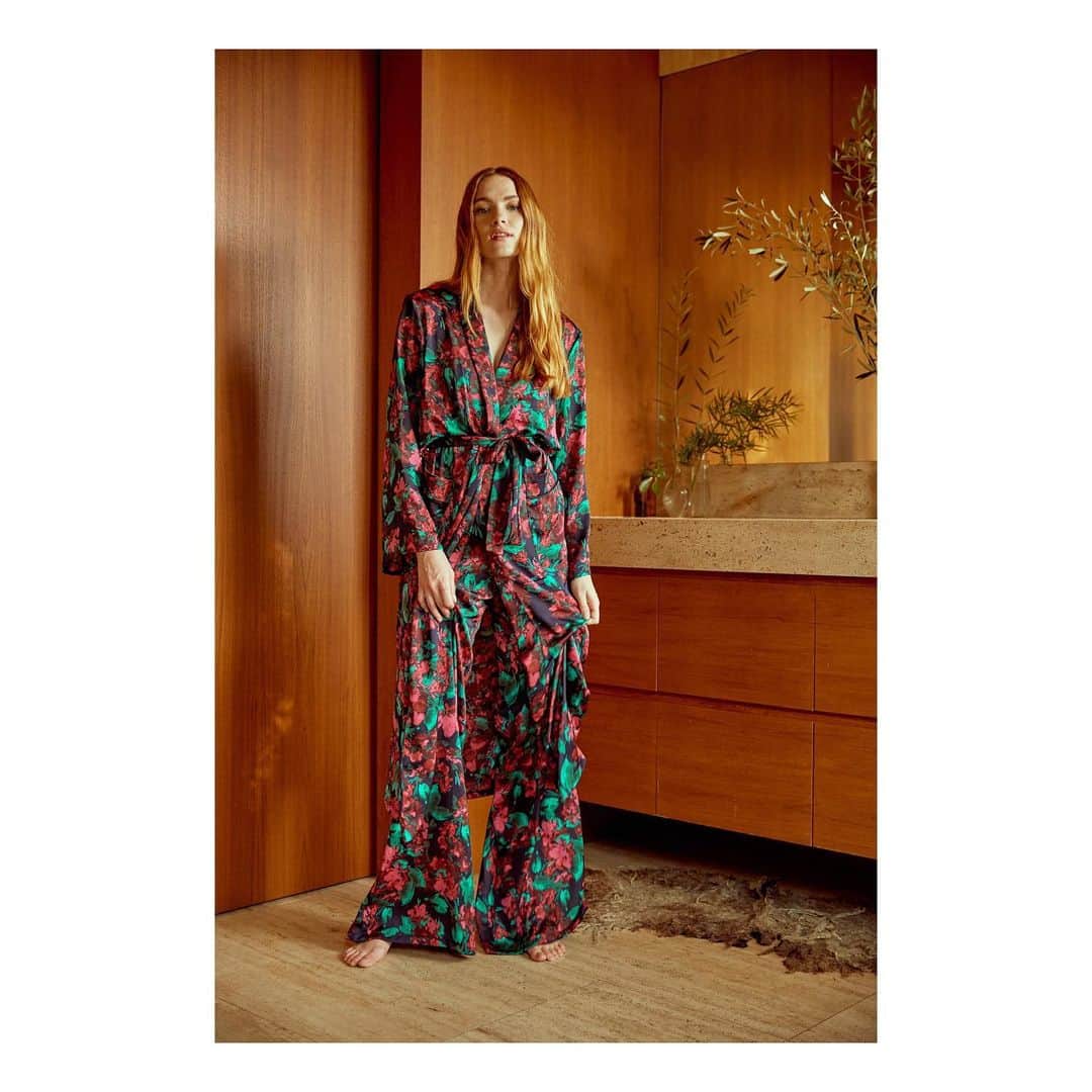 ティーバッグスのインスタグラム：「Weekend uniform ✨ The Malini robe paired with our Sarita pants. #MISAworld」
