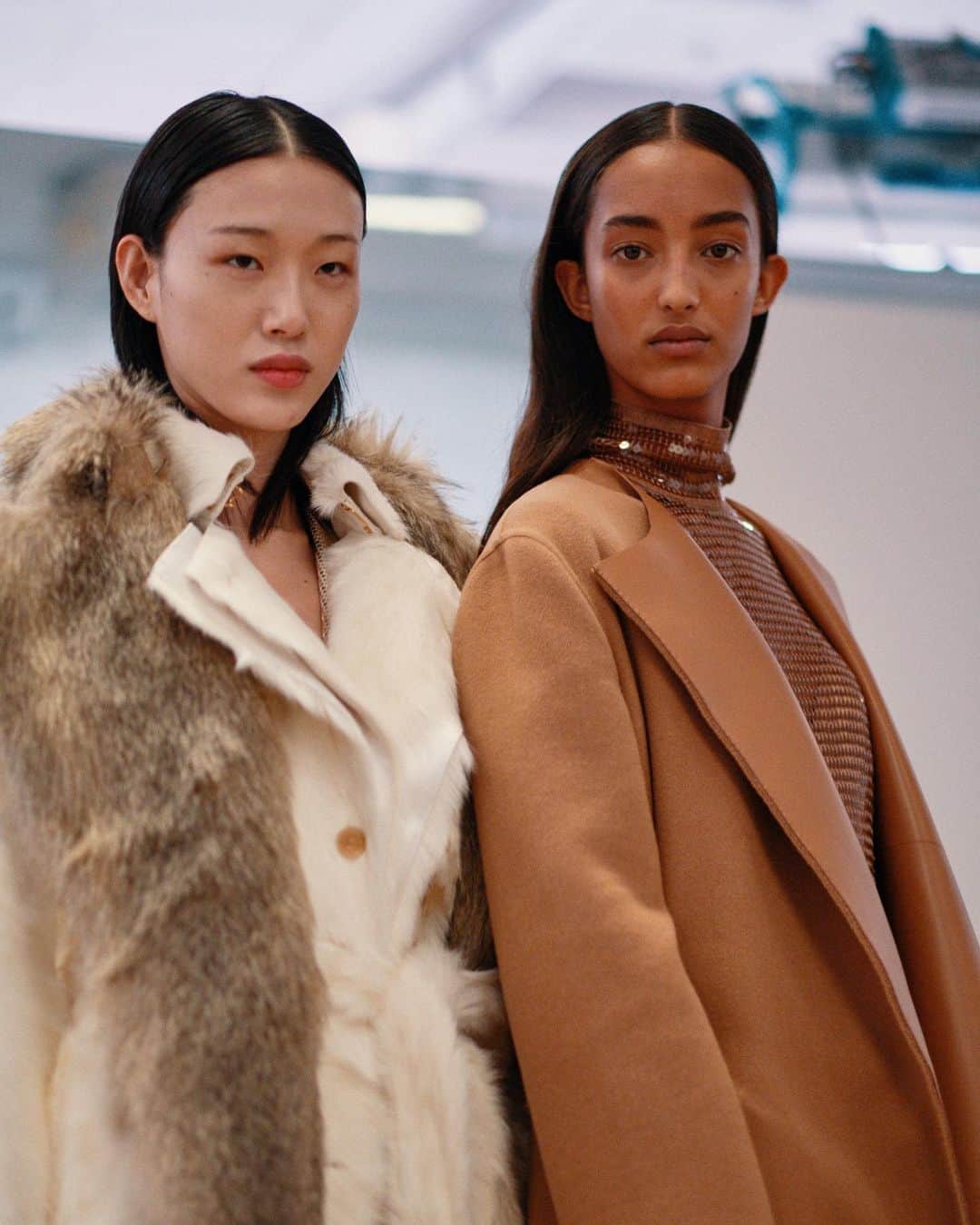 Vogue Australiaさんのインスタグラム写真 - (Vogue AustraliaInstagram)「For the frequent make-up wearers among us, applying foundation is a high-stakes affair. Dryness, incorrect colour matches, uneven blending; all unwelcome but common impediments to the perfect complexion we all covet. Of course, as difficult as foundation application is to master, it is by no means impossible. In the bio link, Vogue shares the fool-proof formula for applying foundation. 📷 @jamstoker」11月15日 5時56分 - vogueaustralia