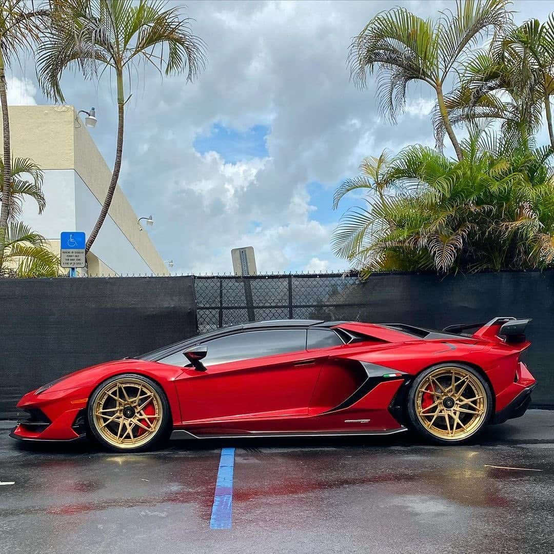 CARLiFESTYLEさんのインスタグラム写真 - (CARLiFESTYLEInstagram)「Red and Gold Aventador SVJ on @anrkywheels. 😍 #carlifestyle」11月15日 5時56分 - carlifestyle