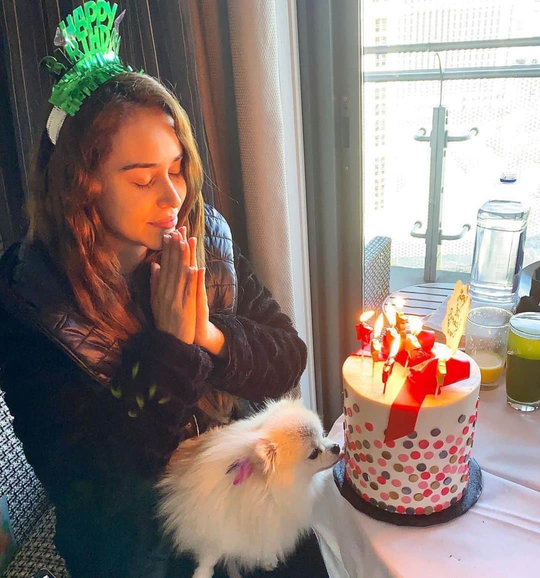 ヤネット・ガルシアのインスタグラム：「#repost @lewishowes ・・・ Happy 30th birthday to @iamyanetgarcia 🎂 🥳 🎉   I love this picture because it shows me 5 things.   1. How grateful Yanet is for being 30 as every day she lives her life to the fullest as she knows each day is a gift and it’s never guaranteed.   2. She is so beautiful even first thing in the morning with no makeup on. My personal favorite look 😁  3. She’s glowing! The candles only reflect light on those that have an open heart and care about doing good for others. And she’s always thinking of how she can support her family and friends.   4. She’s setting an intention - she has come from nothing in a small town in Mexico and the last 10 years transformed her mind, body and skills to get to where she is now. She’s always dreaming big and visualizing what she wants... but then backs it up with massive action. Watch out next year!   5. @iamthemamacita is sneaking a taste while Yanet has her eyes closed. Always taking advantage of any chance she can get some sugar 😝   Happy birthday amor, I hope this year you create and receive everything you want 🎉」