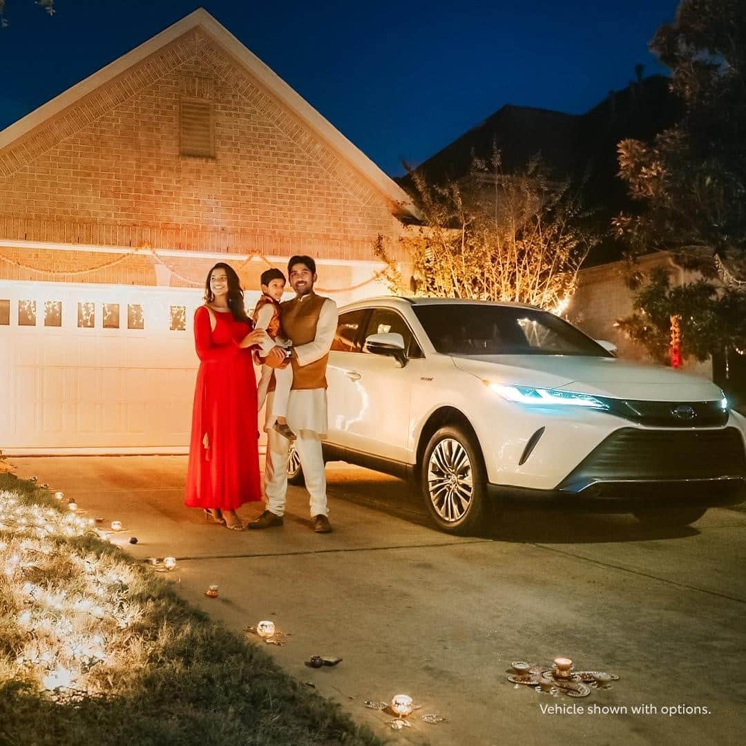 toyotausaさんのインスタグラム写真 - (toyotausaInstagram)「As the nights get longer and the weather gets colder, we are celebrating light and warmth with loved ones. #Diwali #Venza #LetsGoPlaces」11月15日 6時00分 - toyotausa