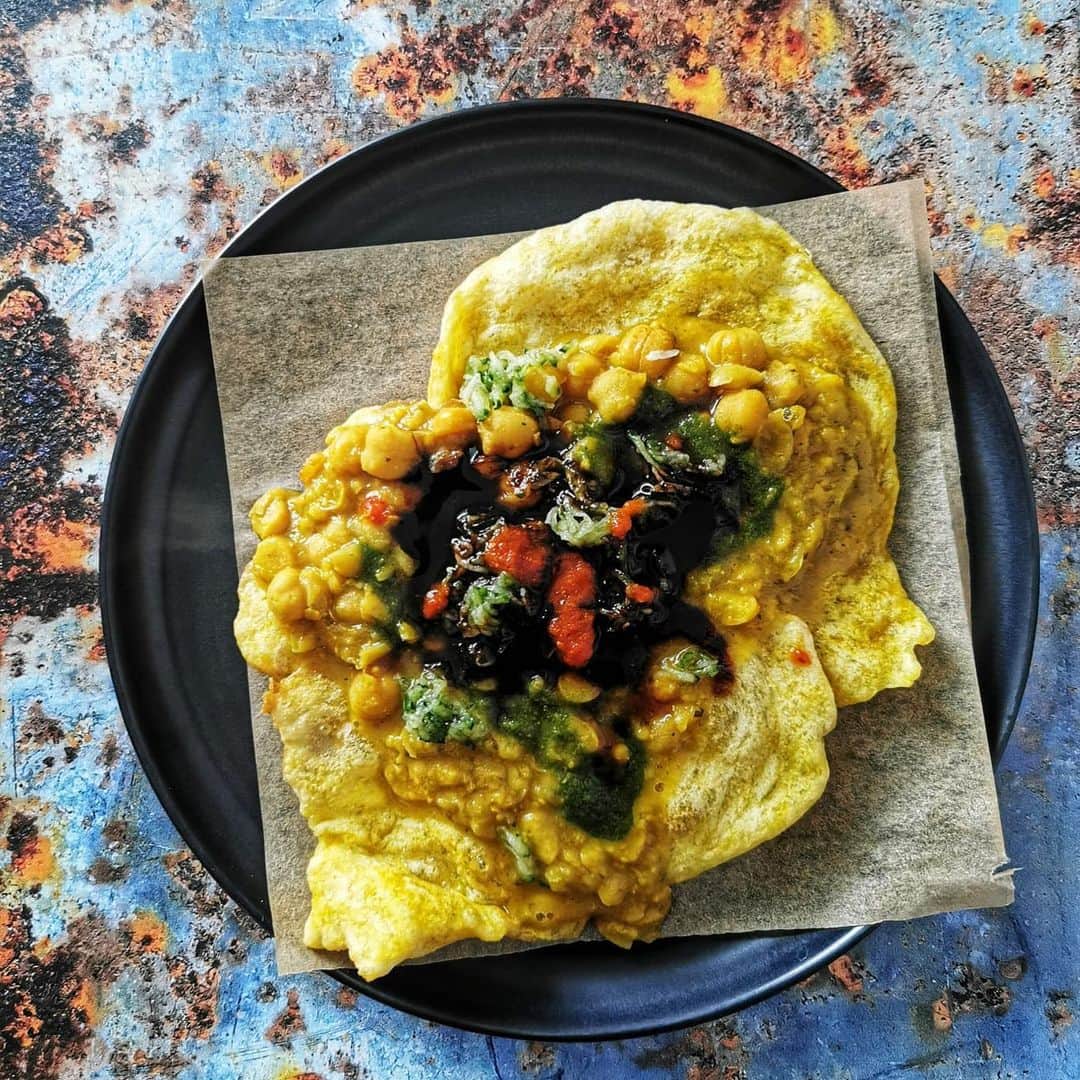 Grace Bonneyのインスタグラム：「Street food from Trinidad & Tobago 🇹🇹  Doubles gets its name from channa sandwiched between 2 fried doughs called Bara. Which is then topped off with chutneys and pepper sauce. You can buy this on the streets of Trinidad for a dollar. Check today’s story to learn about how it’s made. For more recipes like this follow me at @chef.liam ✌🏾  #doubles #vegan #veganstreetfood #trinidadandtobago #trinifood #veganinspiration #caribbeanfood #comfortfood」