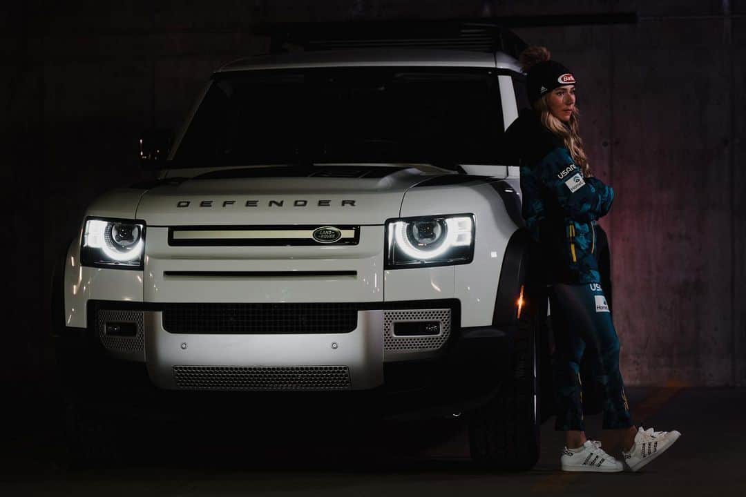 ミカエラ・シフリンのインスタグラム：「(Not so) patiently waiting...  @landroverusa   (📸 @mountain.max // @usskiteam )」