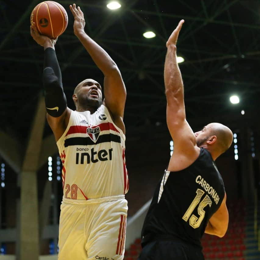 São Paulo FCさんのインスタグラム写真 - (São Paulo FCInstagram)「🏀 Vitória no Majestoso!  Em estreia no @nbb, neste sábado (14), o Tricolor venceu o Corinthians, por 107 x 61, no Ginásio Prof. Hugo Ramos!  Próxima partida: na próxima terça-feira (17), a equipe enfrenta o Mogi Basquete, às 20h, com transmissão da ESPN.  📸 @fotoatletaoficial   #BasqueteTricolor #VamosSãoPaulo 🇾🇪」11月15日 6時33分 - saopaulofc