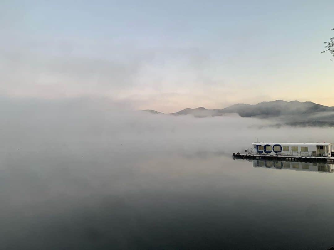 杉原勇武さんのインスタグラム写真 - (杉原勇武Instagram)「おはようございます。 霧がかかっていて幻想的です。 今日も晴天❗️」11月15日 6時27分 - isamu_katayama
