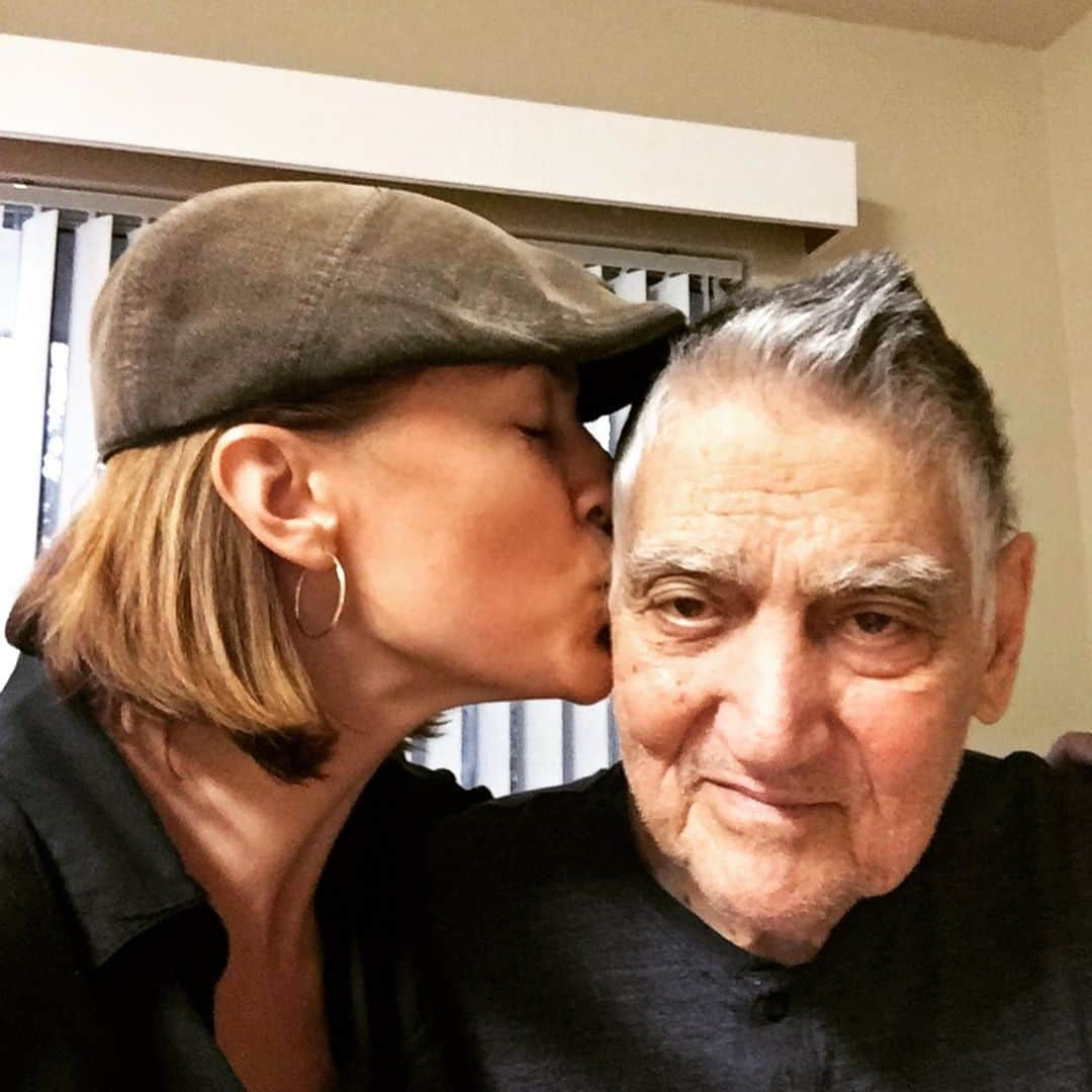 レスリー・フェラさんのインスタグラム写真 - (レスリー・フェラInstagram)「Happy birthday, Papa - I miss you. I feel you hugging me when a balmy breeze passes by, I’m reminded of your childlike enthusiasm when I witness the flight of a butterfly 🦋, and I hear your lush voice in the meditative sounds of the ocean 🌊 waves. You are everywhere and in everything. No limitation. Thank you for all of the black feathers you leave in my path - a loving reminder of your watchful Spirit. “What is lovely never dies, but passes into another loveliness, star-dust or sea-foam, flower or winged air.” — Thomas Bailey Aldrich」11月15日 6時44分 - mslesleyfera