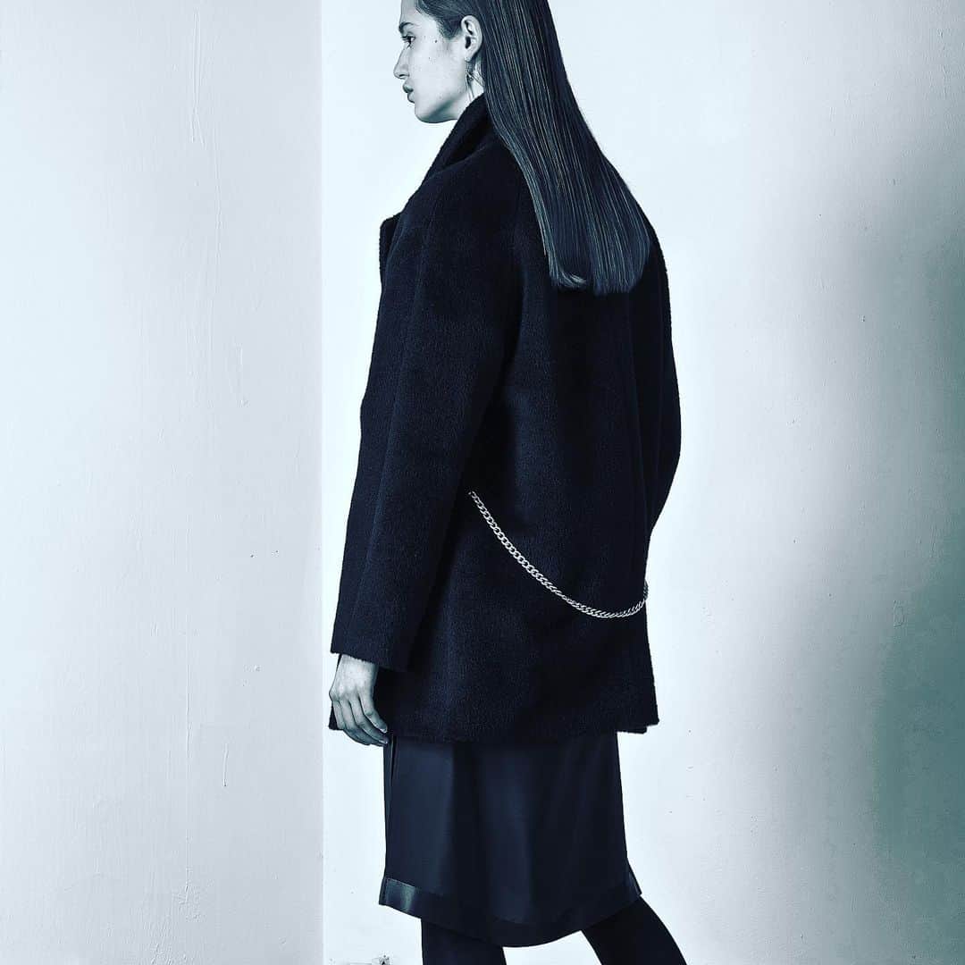 のインスタグラム：「#jeanpaulknott #fallwinter20202021 #belgiumdesign #minimaldesign #chainedcoat #peacoat #fuzzywool #oneofakind #lookbook #modelmelanie #mireilleroobaertphotography」