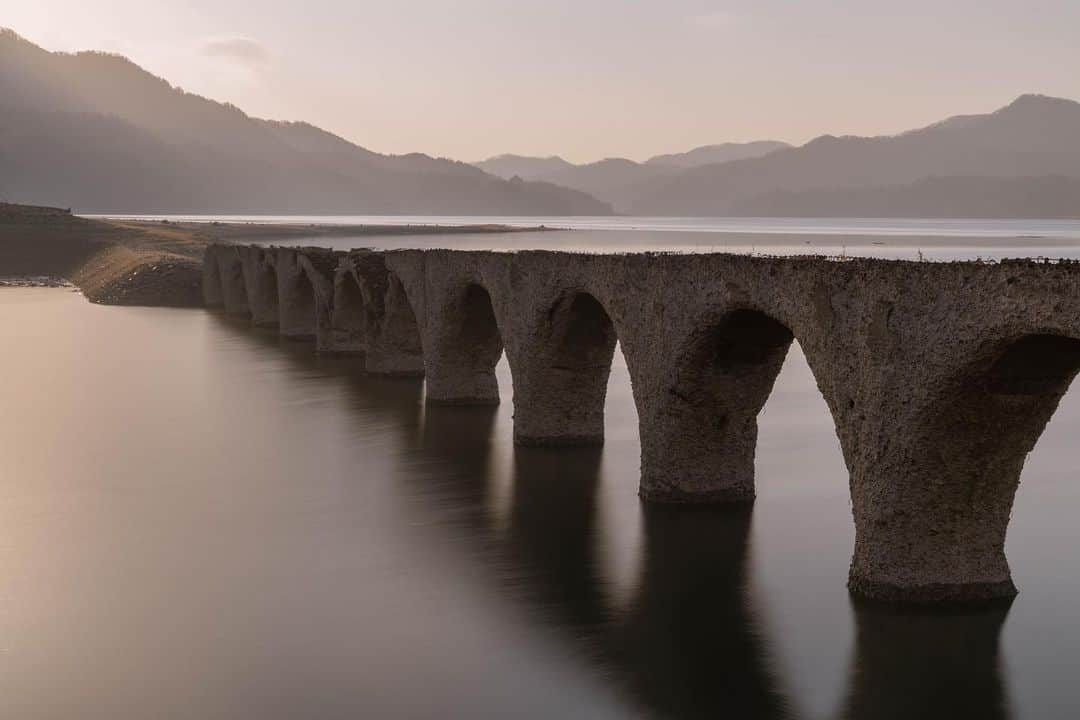 Hikaruのインスタグラム：「Bridge around the old time. . . . #タウシュベツ川橋梁   #北海道 #raytrekフォトコンテスト2020 #レイトレッククリエイター #東京カメラ部 #tokyocameraclub #natgeo #sonyphotography #pashadelic #phot_jpn #photo_travelers #photostarttrip #total_nature_jpn #1x_japan #nipponpic #jpan_beautiful_days #北海道ミライノート　 #bestphoto_japan #japan_of_insta #bestphot_japan #bestjapanpics #1x #kodak日本一周 #kodakと北海道」