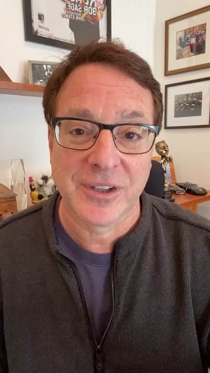 ボブ・サゲットのインスタグラム：「Hope you guys are having a good weekend. Here’s just a little “hey” with some books by comedians I love: @marcmaron -“Waiting For The Punch” @jewdygold - “Yes, I Can Say That” & @jerryseinfeld - “Is This Anything?”   (Sorry they’re backwards but if you watch this whole thing I clunkingly turn the camera around so you can see the books facing toward you.👍🏼)  Sending you guys all my best this weekend.」