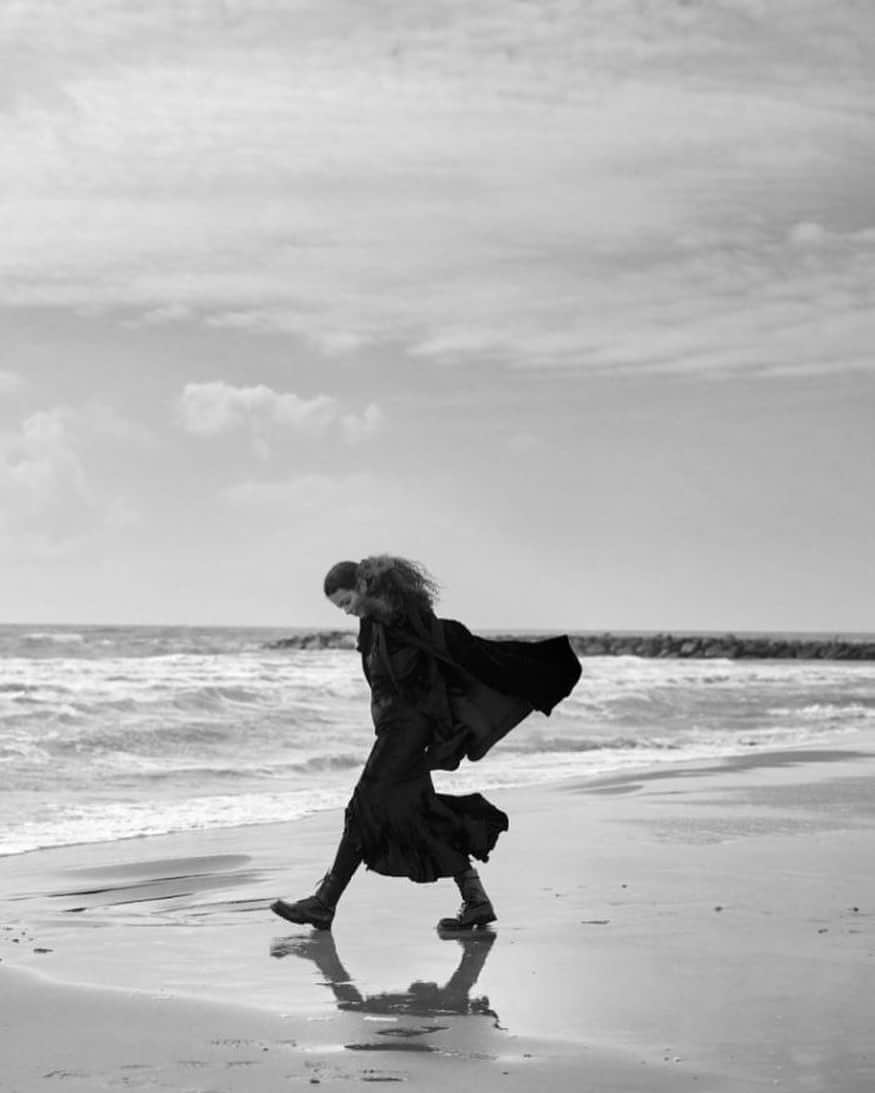 大森美希さんのインスタグラム写真 - (大森美希Instagram)「Peter Lindbergh, Vogue Italia, Independentallure, Salin-de Giraud, 2016  風に吹かれたい  #mood #todaysmood #peterlindbergh #france #photography #vogue #monochrome #vogueitalia #fashionphotography #fashioneditorial #fashion #mode #paris #今日の一枚 #ピーターリンドバーグ #ファッション写真 #ファッション #モノクロ写真 #ファッションエディトリアル #モノクローム #ヴォーグ #ヴォーグイタリア #ファッションフォトグラファー #モード #パリ #パリ生活」11月15日 7時02分 - mikiomori_