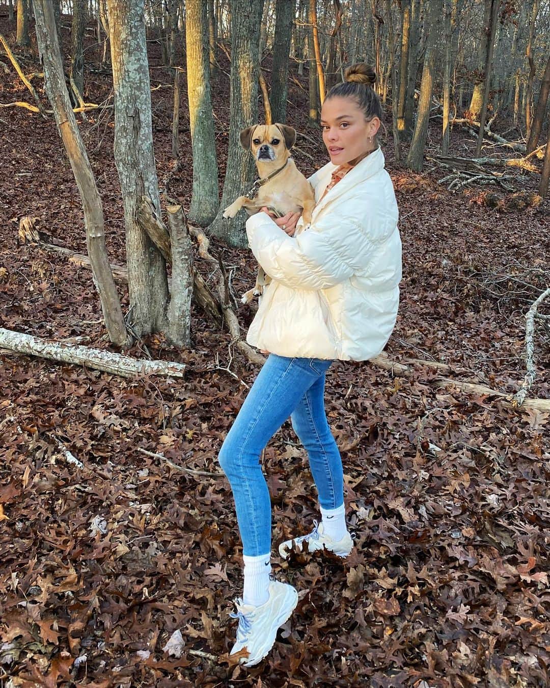 ニーナ・アグダルのインスタグラム：「Recharging and reconnecting 🍂🌞🍁」