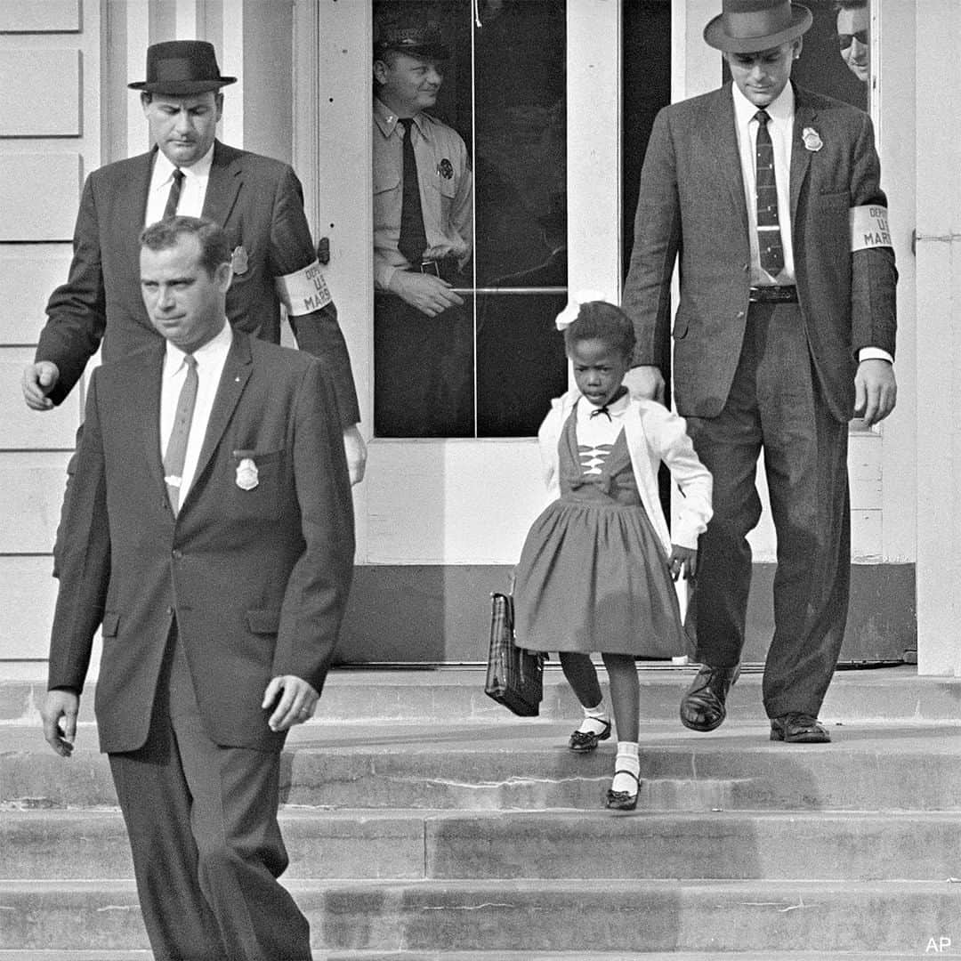 ABC Newsさんのインスタグラム写真 - (ABC NewsInstagram)「TODAY IN HISTORY: 60 years ago today, U.S. deputy marshals escorted 6-year-old Ruby Bridges to William Frantz Elementary school in New Orleans, the first Black girl to integrate an all-white elementary school in the South. #rubybridges #civilrights #todayinhistory #ushistory」11月15日 7時25分 - abcnews