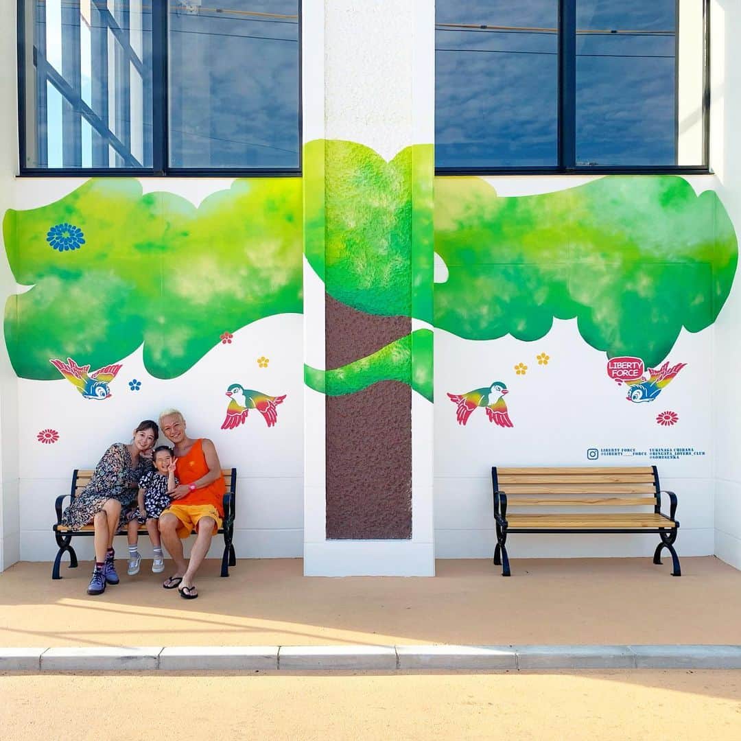 照屋 健太郎さんのインスタグラム写真 - (照屋 健太郎Instagram)「シャトルバス停留所の壁には、お客様が座るベンチが木陰になるようなイメージで大きな木を描きました🌳🚏🚌 雲のようにも見える曲線と、スプレーの吹き付けで表現した宇宙のような浮遊感がとても気に入っています😊  今月14日から23日まで開催されるイベント「Fusaki ART Week 2020」に合わせて描いた2つの壁画。僕が @liberty____force としてディレクションを担当し、琉球紅型 染色家の知花さんと一緒に作成させて頂きました🙏🏻  宿泊以外の来客でも施設内の壁画を含めた多数のアートを観覧できます！お近くにお住まいの方、石垣に行かれる予定がある方は、ぜひ立ち寄ってみてください〜😊  #石垣島 #沖縄 #紅型 #夫婦 #家族写真 #okinawa #ishigaki #ishigakiisland #LIBERTYFORCE」11月15日 7時24分 - libertyforce_teruya
