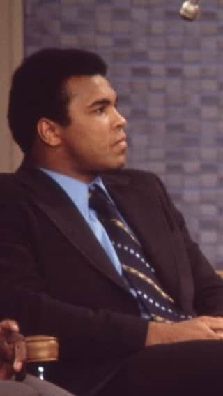 コモンのインスタグラム：「“Why should they ask me to put on a uniform and go ten thousand miles from home and drop bombs and bullets on Brown people in Vietnam while so-called Negro people in Louisville are treated like dogs and denied simple human rights?” Muhammad Ali.」
