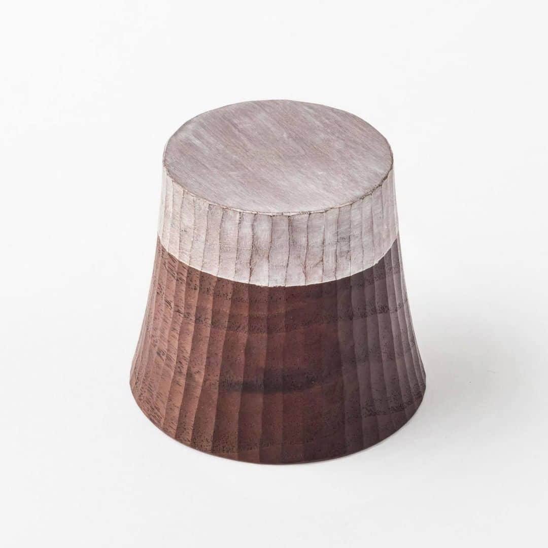 Komerco-コメルコ-さんのインスタグラム写真 - (Komerco-コメルコ-Instagram)「. 木の温もりでほっこり🍂 ツートーンカップ。  熱い飲み物を入れても外側が熱くならないのが 木製うつわの嬉しいところですよね。  こちらは、ウォールナット材を 一つ一つ手彫りで仕上げている一点もの。  ずっと触っていたくなるような風合いで 指先が冷える秋冬にぴったり♪  お茶時間の癒やしとして、 また、軽くて丈夫なので、ピクニックにも🍂  ------------------------------- ivory+安藤由紀／木のカップ(ウォールナット ツートン) https://komer.co/products/PFEiWkO2pTtTwhiHV1aN  ▷こちらの作品はKomercoアプリとWebサイトでクリエイターから直接ご購入いただけます。 ホーム画面の検索窓で「木のカップ」と検索してください🔎  ▷Web版はプロフィールリンクから📲 @komerco_official  ▷iOS版アプリのダウンロードはAppStoreにて「Komerco」または「コメルコ」と検索🔎 -------------------------------  #komerco #コメルコ #cookpad #クックパッド #komercoごはん #料理をもっと楽しく #おうちごはんを楽しもう #おうちごはん #instafood #foodpic #cookinglove #手しごと #komercoクラフト #クラフト #手作り #一点物 #ivory #安藤由紀 #カップ #木のカップ #木のマグ #マグカップ #コーヒー #お茶 #カフェラテ #ウォルナット #ウォールナット」11月15日 7時30分 - komerco_official
