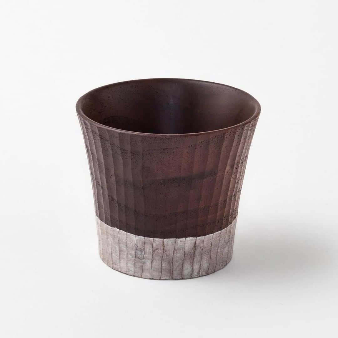 Komerco-コメルコ-さんのインスタグラム写真 - (Komerco-コメルコ-Instagram)「. 木の温もりでほっこり🍂 ツートーンカップ。  熱い飲み物を入れても外側が熱くならないのが 木製うつわの嬉しいところですよね。  こちらは、ウォールナット材を 一つ一つ手彫りで仕上げている一点もの。  ずっと触っていたくなるような風合いで 指先が冷える秋冬にぴったり♪  お茶時間の癒やしとして、 また、軽くて丈夫なので、ピクニックにも🍂  ------------------------------- ivory+安藤由紀／木のカップ(ウォールナット ツートン) https://komer.co/products/PFEiWkO2pTtTwhiHV1aN  ▷こちらの作品はKomercoアプリとWebサイトでクリエイターから直接ご購入いただけます。 ホーム画面の検索窓で「木のカップ」と検索してください🔎  ▷Web版はプロフィールリンクから📲 @komerco_official  ▷iOS版アプリのダウンロードはAppStoreにて「Komerco」または「コメルコ」と検索🔎 -------------------------------  #komerco #コメルコ #cookpad #クックパッド #komercoごはん #料理をもっと楽しく #おうちごはんを楽しもう #おうちごはん #instafood #foodpic #cookinglove #手しごと #komercoクラフト #クラフト #手作り #一点物 #ivory #安藤由紀 #カップ #木のカップ #木のマグ #マグカップ #コーヒー #お茶 #カフェラテ #ウォルナット #ウォールナット」11月15日 7時30分 - komerco_official