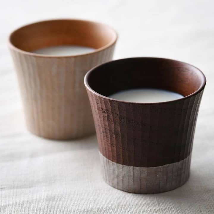 のインスタグラム：「. 木の温もりでほっこり🍂 ツートーンカップ。  熱い飲み物を入れても外側が熱くならないのが 木製うつわの嬉しいところですよね。  こちらは、ウォールナット材を 一つ一つ手彫りで仕上げている一点もの。  ずっと触っていたくなるような風合いで 指先が冷える秋冬にぴったり♪  お茶時間の癒やしとして、 また、軽くて丈夫なので、ピクニックにも🍂  ------------------------------- ivory+安藤由紀／木のカップ(ウォールナット ツートン) https://komer.co/products/PFEiWkO2pTtTwhiHV1aN  ▷こちらの作品はKomercoアプリとWebサイトでクリエイターから直接ご購入いただけます。 ホーム画面の検索窓で「木のカップ」と検索してください🔎  ▷Web版はプロフィールリンクから📲 @komerco_official  ▷iOS版アプリのダウンロードはAppStoreにて「Komerco」または「コメルコ」と検索🔎 -------------------------------  #komerco #コメルコ #cookpad #クックパッド #komercoごはん #料理をもっと楽しく #おうちごはんを楽しもう #おうちごはん #instafood #foodpic #cookinglove #手しごと #komercoクラフト #クラフト #手作り #一点物 #ivory #安藤由紀 #カップ #木のカップ #木のマグ #マグカップ #コーヒー #お茶 #カフェラテ #ウォルナット #ウォールナット」