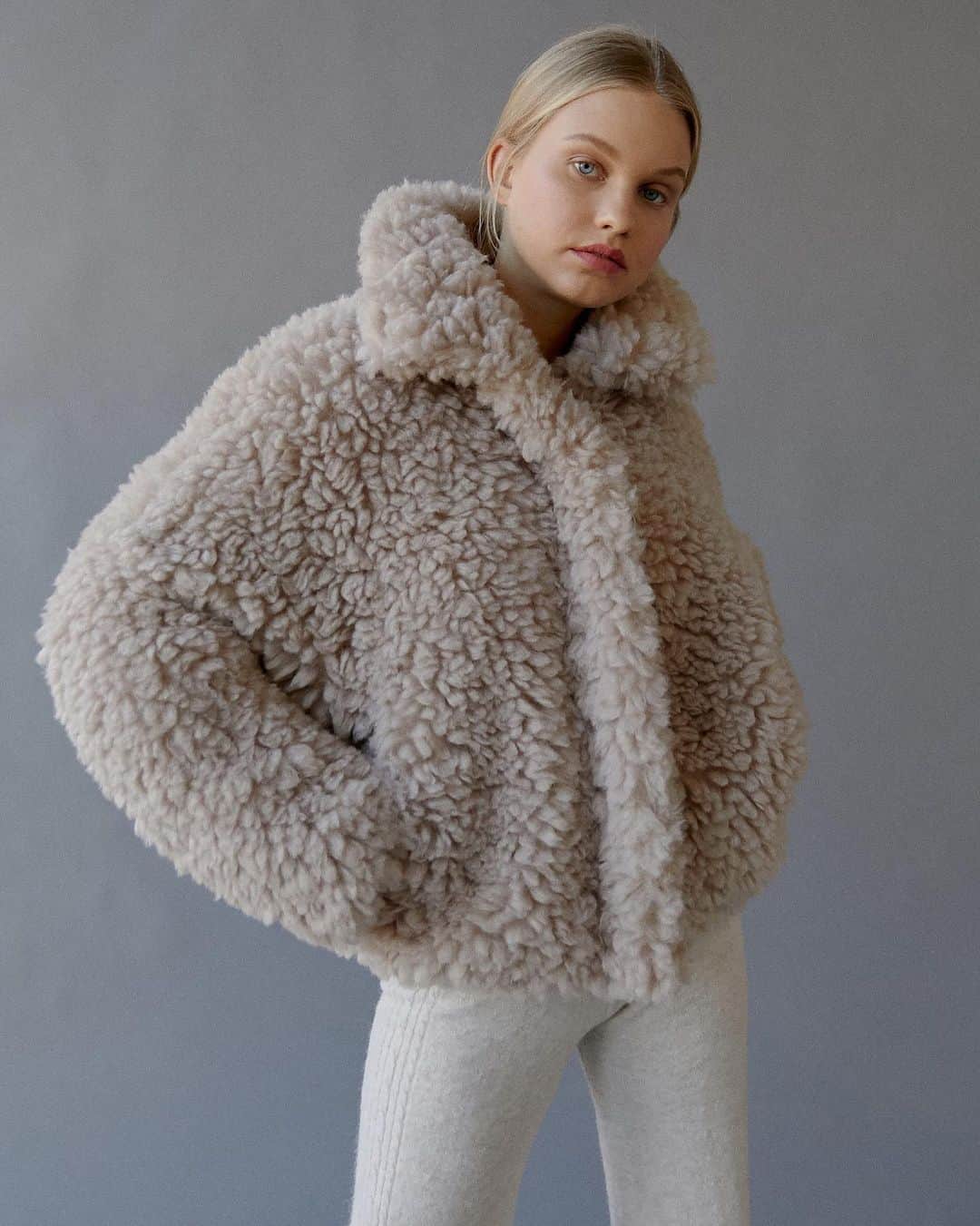 Urban Outfittersさんのインスタグラム写真 - (Urban OutfittersInstagram)「The biggest and fluffiest coat we've got: introducing the Riley Jacket, here to hug you all winter long. Tap to shop!」11月15日 7時30分 - urbanoutfitters