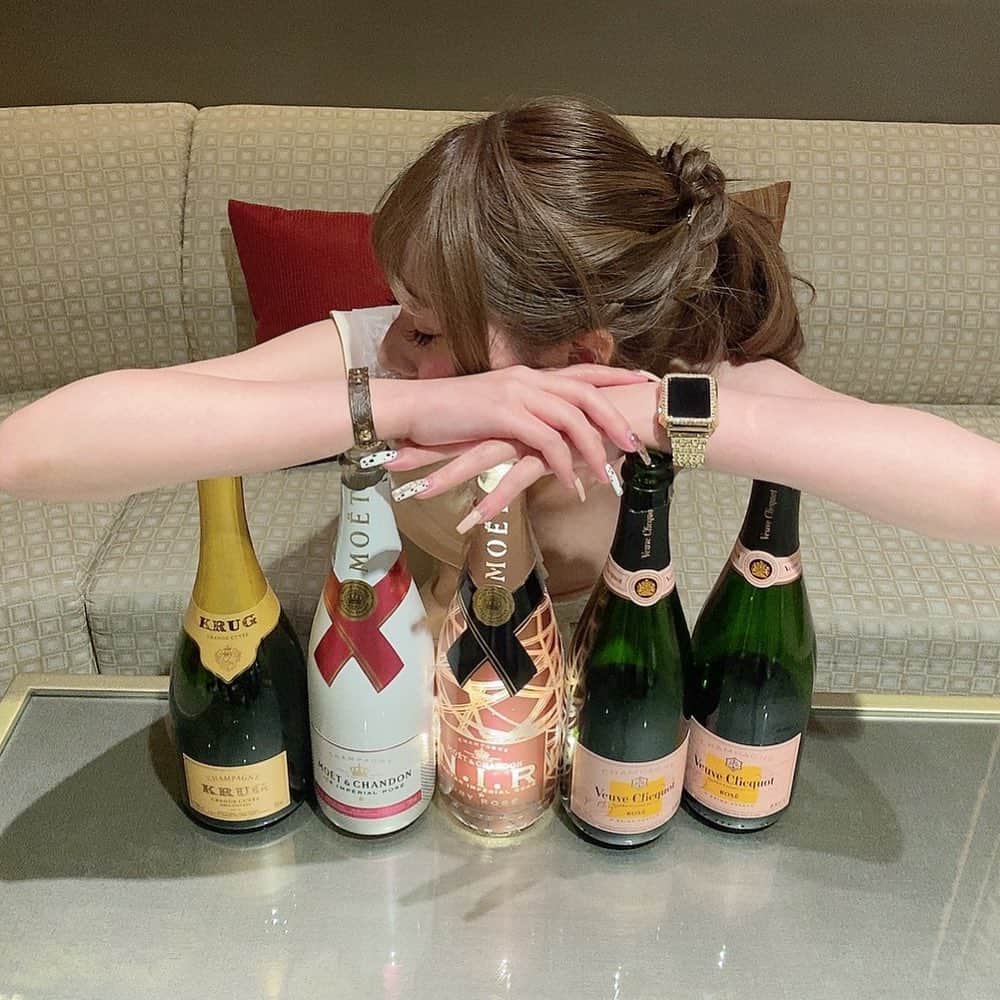 ゆんのインスタグラム：「🍾 . こないだは沢山飲ませて貰えて嬉しかった🥺💕 . もっと高いシャンパン開けてもらえるように頑張る✊🏻 . 全然記憶ないのにちゃんとストーリーも写真も撮ってる自分偉すぎる🤣 . #ガーデン #ガーデン川崎 #川崎 #横浜 #新宿 #歌舞伎町#六本木 #銀座 #名古屋 #ミナミ #北新地 #神奈川 #すすきの #キャバクラ #キャバ嬢 #ガールズバー #シャンパン  #水商売 #夜職 #キャバ嬢メイク #キャバ嬢ヘアメイク #キャバドレス #ドレス #いいね返し  #ポケパラ #ポケパラ関東」