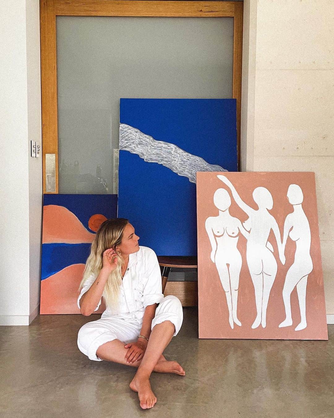 フェリシティー・パルマティアーのインスタグラム：「They’re not done yet, but they’re starting to take shape. Thanks to my apprentices - @kiarasashaa @emmakirbyyy 😂 You can follow along over at @flickpalmateer.art for more or my art related projects 💕」