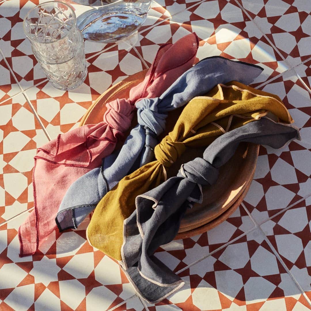 チャンルーのインスタグラム：「Colorful napkins are an easy way to add a little warmth to your kitchen table 🌈 Check out our new Home Collection for more bright, vibrant things. Link in bio to shop!」