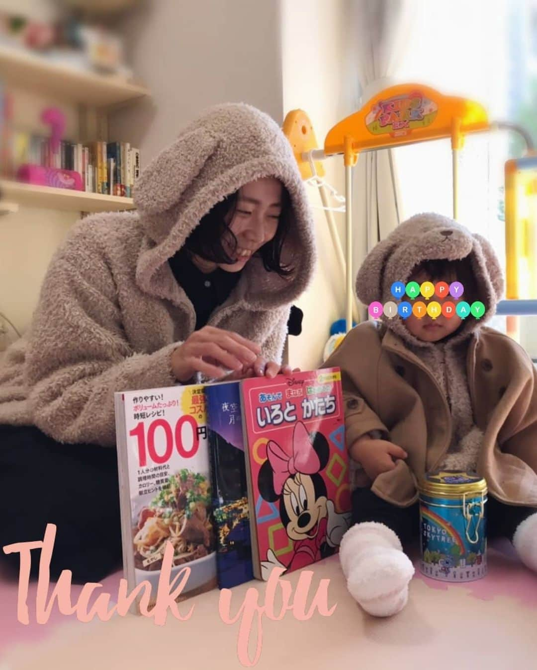 畠山智妃さんのインスタグラム写真 - (畠山智妃Instagram)「先週、わが娘がついに2歳の誕生日🎂を迎えました!!  もう2歳😯✨と驚きでもありますが、 日々成長留まることなく、できることや話せることが増えて赤ちゃん👶から幼児らしくなってきたなあ〜と感じております🎀  いつかは来るとわかっていましたが、ついに「いや」と断る術を覚えてしまいました。  覚悟はしていたので、大丈夫です✌(笑)  超絶甘えん坊の超絶お世話好きというか大人とおんなじことをしたい期なので、 お出かけのときには、 歩きたい。ベビーカー押したい。という気持ち強めで、母たじたじでございます(^_^;)  だがしかし、それもこの子の個性だしこの時期しか無い可愛さということで精神強く保つよう日々精進です(｀･ω･´)ゞ  メンタル崩壊しそうなときには、 旦那くんに頼って美味しいものたべて、早く寝るという1番手っ取り早い解決方法で乗り越えてます☺♡♡  娘2歳。母も2歳。父も2歳。まだまだ新米なので※プラス半年歳の息子。 4人で楽しく生きてます✌  📷写真3枚目は、 お友達がくれたプレゼント🎁に身を包んだSHOTです☺✨  母と娘お揃いの、 ジェラートピケ（@gelatopique_official ）でトイプードルのパーカー🐕❤可愛すぎ٩(♡ε♡ )۶  同じくジェラートピケのルームソックスのお揃いは、お馴染みひろみん（@hiromi1983m ）が、「11月会いに行けなさそうだから…」とわざわざお家まで送ってくれました😭✨✨✨✨優しすぎー💦ありがとー❤  娘ちゃんは、トイプーパーカーの上に着てる可愛いポンチョコートも頂きました🎁ありがとうm(_ _)mです♡  ミニーちゃんの　あそんでまなんではじめての#いろとかたち 絵本❤と、私にも素敵な本をくれたのは幼馴染（@kindaichi.s ）がくれました😭✨  みんなホントにありがとうー＼(^o^)／  妊娠から出産、子育てになかなか社会に出ていけない今、おうちに遊びに来てくれるお友達にいつも救われてるな〜とつくづく思います✨  まだもう少し友達や家族に甘えっぱなしになってしまいそうですが、わたしが諸々落ち着いたら恩返ししていきたいし、 大きくなった娘ちゃんと息子くんとたくさん遊んでもらえたらなーと願っております☺ よろしくお願いします_(._.)_  娘2歳!!健康第一!!元気にすくすく…更にすくすく育てぇぇぇ＼(^o^)／  #子育て日記 #2歳誕生日 #赤ちゃんのいる生活   #4人家族 #ジェラートピケ #お揃いパジャマ パジャマ」11月15日 7時49分 - chaki_wooper