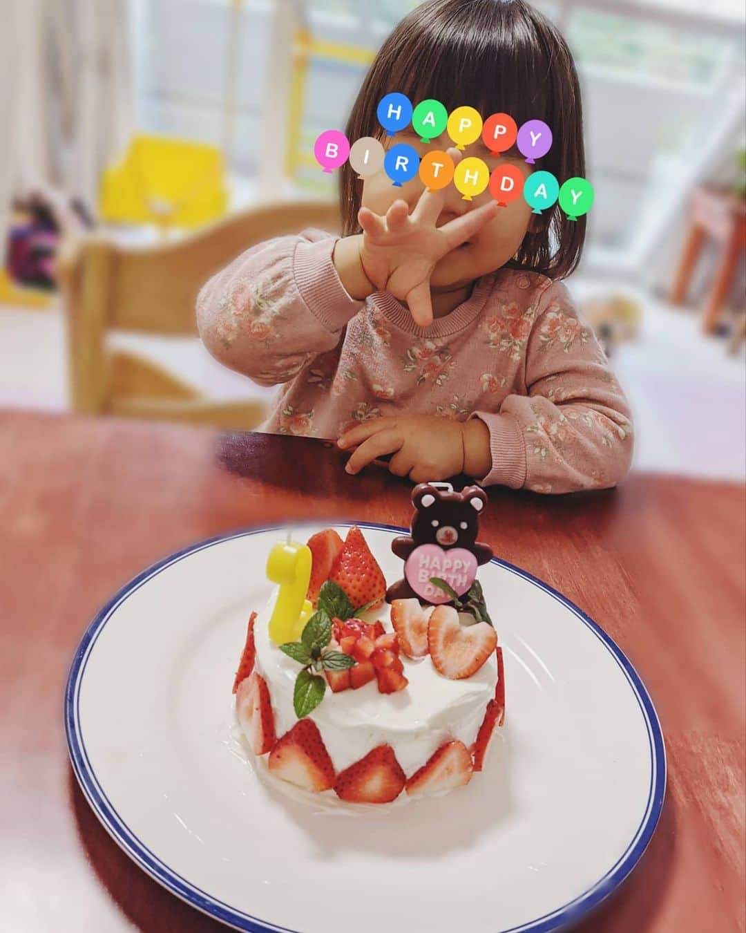 畠山智妃のインスタグラム：「先週、わが娘がついに2歳の誕生日🎂を迎えました!!  もう2歳😯✨と驚きでもありますが、 日々成長留まることなく、できることや話せることが増えて赤ちゃん👶から幼児らしくなってきたなあ〜と感じております🎀  いつかは来るとわかっていましたが、ついに「いや」と断る術を覚えてしまいました。  覚悟はしていたので、大丈夫です✌(笑)  超絶甘えん坊の超絶お世話好きというか大人とおんなじことをしたい期なので、 お出かけのときには、 歩きたい。ベビーカー押したい。という気持ち強めで、母たじたじでございます(^_^;)  だがしかし、それもこの子の個性だしこの時期しか無い可愛さということで精神強く保つよう日々精進です(｀･ω･´)ゞ  メンタル崩壊しそうなときには、 旦那くんに頼って美味しいものたべて、早く寝るという1番手っ取り早い解決方法で乗り越えてます☺♡♡  娘2歳。母も2歳。父も2歳。まだまだ新米なので※プラス半年歳の息子。 4人で楽しく生きてます✌  📷写真3枚目は、 お友達がくれたプレゼント🎁に身を包んだSHOTです☺✨  母と娘お揃いの、 ジェラートピケ（@gelatopique_official ）でトイプードルのパーカー🐕❤可愛すぎ٩(♡ε♡ )۶  同じくジェラートピケのルームソックスのお揃いは、お馴染みひろみん（@hiromi1983m ）が、「11月会いに行けなさそうだから…」とわざわざお家まで送ってくれました😭✨✨✨✨優しすぎー💦ありがとー❤  娘ちゃんは、トイプーパーカーの上に着てる可愛いポンチョコートも頂きました🎁ありがとうm(_ _)mです♡  ミニーちゃんの　あそんでまなんではじめての#いろとかたち 絵本❤と、私にも素敵な本をくれたのは幼馴染（@kindaichi.s ）がくれました😭✨  みんなホントにありがとうー＼(^o^)／  妊娠から出産、子育てになかなか社会に出ていけない今、おうちに遊びに来てくれるお友達にいつも救われてるな〜とつくづく思います✨  まだもう少し友達や家族に甘えっぱなしになってしまいそうですが、わたしが諸々落ち着いたら恩返ししていきたいし、 大きくなった娘ちゃんと息子くんとたくさん遊んでもらえたらなーと願っております☺ よろしくお願いします_(._.)_  娘2歳!!健康第一!!元気にすくすく…更にすくすく育てぇぇぇ＼(^o^)／  #子育て日記 #2歳誕生日 #赤ちゃんのいる生活   #4人家族 #ジェラートピケ #お揃いパジャマ パジャマ」