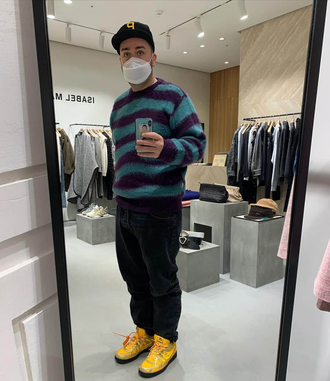 サム・ハミントンのインスタグラム：「This is what a selfie in the mirror feels like.  거울에 셀카 찍는 느낌 이런 느낌이구나.」