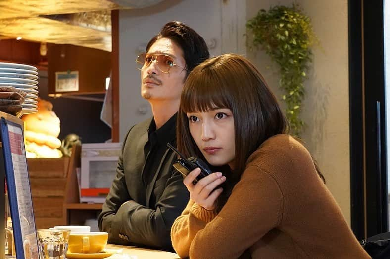 ドラマ『極主夫道』【公式】さんのインスタグラム写真 - (ドラマ『極主夫道』【公式】Instagram)「第6話『不器用な雅、恋をする。』 〜龍＆美久、雅の初デートを援護👍〜  龍の元舎弟・雅と純喫茶の店員・ゆかりの恋の物語。 雅のゆかりに対する思いを知った美久は、龍とともにサポートを約束。 さらには、元天雀会会長・江口と姉御・雲雀にも協力を仰ぎ、雅とゆかりのデートをお膳立て！ 雅の恋、成就なるか！ #がんばれ雅  #雅とゆかりの初デートに胸騒ぎがとまらない #美久がトランシーバーを使って雅を援護 #さらに江口と雲雀も協力ってなると #何か起きそうで胸騒ぎがとまらない #総じて第6話は #胸騒ぎがとまらない回  ――――――――――――――――――――﻿ #極主夫道 #毎週日曜‬よる‪10時30分‬放送 #テレビ #ドラマ #テレビドラマ #玉木宏 🕶 #川口春奈 👮‍♀ #志尊淳 🐶 #古川雄大 🚨 #玉城ティナ ☕️ #MEGUMI #安井順平 #田中道子 #白鳥玉季 🌻 / #橋本じゅん #滝藤賢一 🐯 / #稲森いずみ 👘 #竹中直人 🗡 ほか ――――――――――――――――――――」11月15日 8時03分 - gokushufu_drama